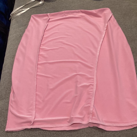 Form fitting pink skirt - Picture 2 of 2